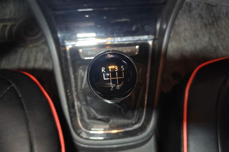 Used Volkswagen Bora 2015 Zhuihui Edition 1.6L Manual Comfort Model Gear Lever