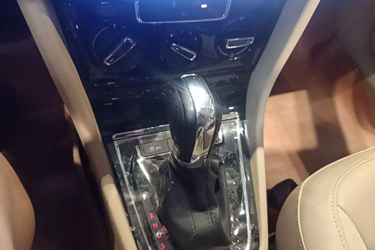 Used Volkswagen Bora 2015 Value Edition 1.6L Automatic Comfort Version Gear Lever