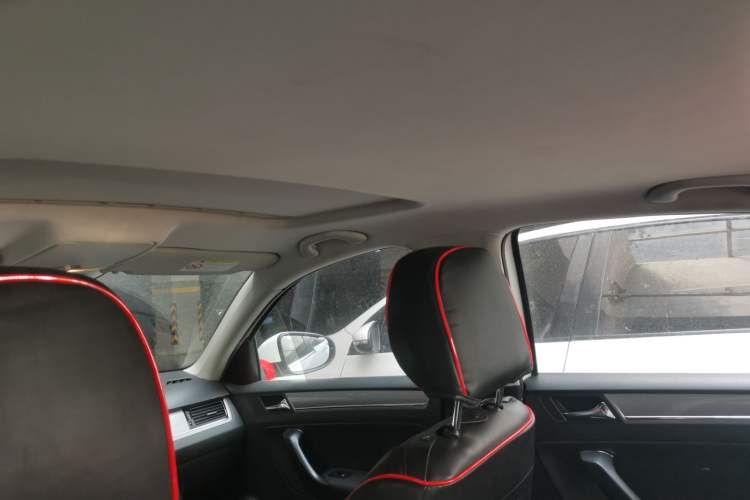 Used Volkswagen Bora 2015 Value Edition 1.6L Automatic Comfort Version Headliner