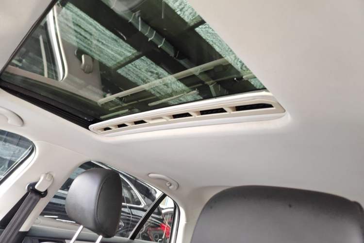 Used Volkswagen Bora 2015 Value Edition 1.6L Automatic Comfort Version Headliner