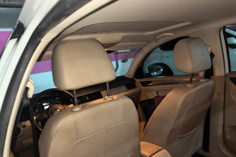 Used Volkswagen Bora 2015 Value Edition 1.6L Automatic Comfort Version Headliner