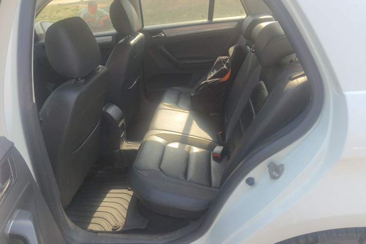Used Volkswagen Bora 2015 Value Edition 1.6L Automatic Comfort Version Interior 4