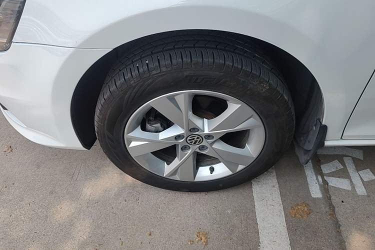 Used Volkswagen Bora 2015 Qihui Edition 1.6L Automatic Fashion Model Left Front Wheel Hub