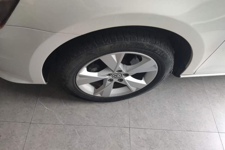 Used Volkswagen Bora 2015 Qihui Edition 1.6L Automatic Fashion Model Left Front Wheel Hub