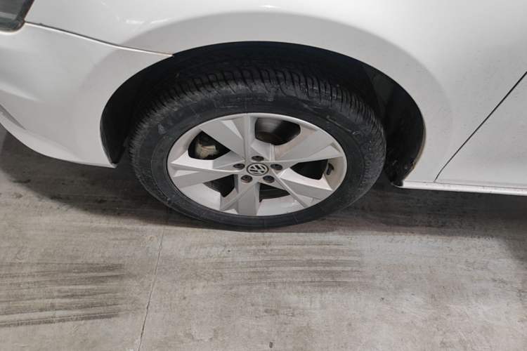 Used Volkswagen Bora 2015 Value Edition 1.6L Manual Fashionable Style Left Front Wheel Hub