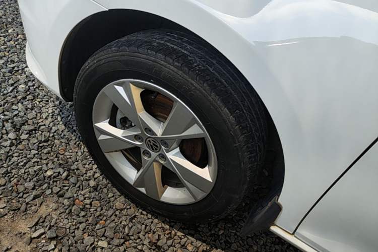 Used Volkswagen Bora 2015 Qihui Edition 1.6L Automatic Fashion Model Left Front Wheel Hub