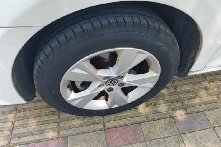 Used Volkswagen Bora 2015 Qihui Edition 1.6L Automatic Fashion Model Left Front Wheel Hub