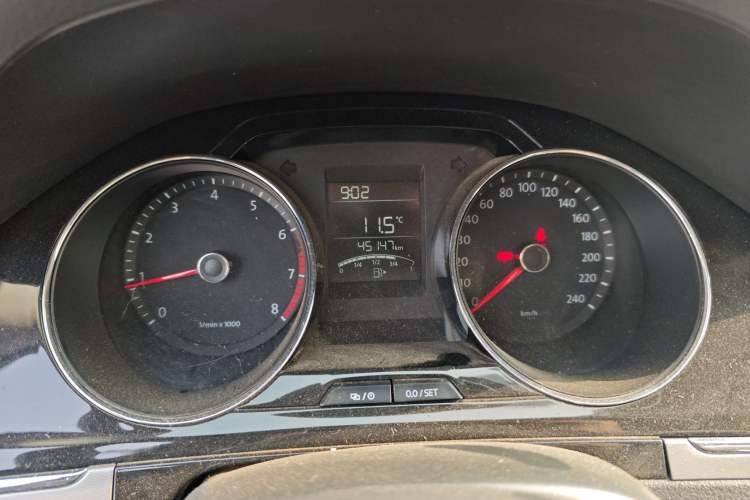 Used Volkswagen Bora 2015 Zhuihui Edition 1.6L Manual Comfort Model Odometer Close Up