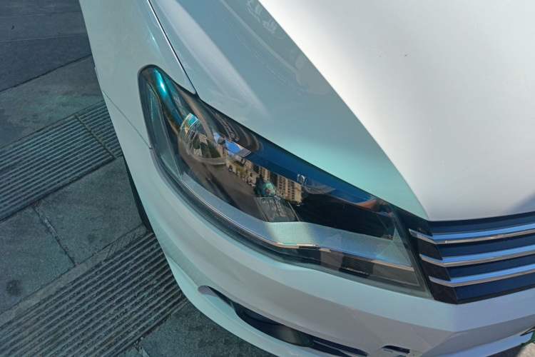 Used Volkswagen Bora 2015 Value Edition 1.6L Automatic Comfort Version Right Front Headlight