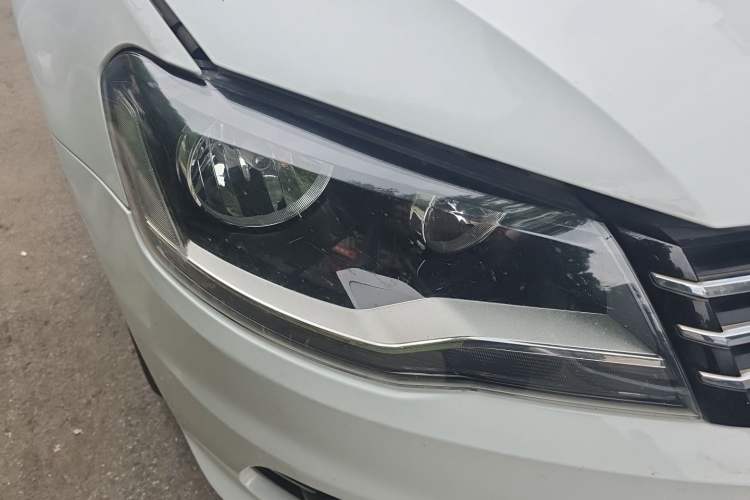 Used Volkswagen Bora 2015 Value Edition 1.6L Automatic Comfort Version Right Front Headlight