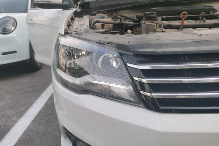 Used Volkswagen Bora 2015 Zhuihui Edition 1.6L Manual Comfort Model Right Front Headlight