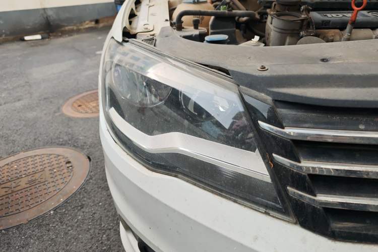 Used Volkswagen Bora 2015 Zhuihui Edition 1.6L Manual Comfort Model Right Front Headlight
