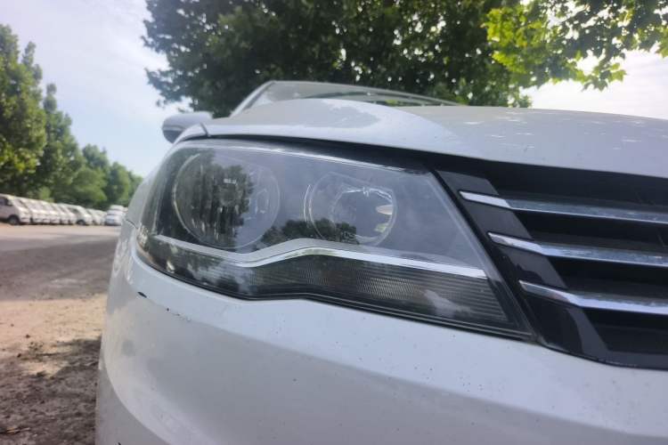 Used Volkswagen Bora 2015 Qihui Edition 1.6L Automatic Fashion Model Right Front Headlight