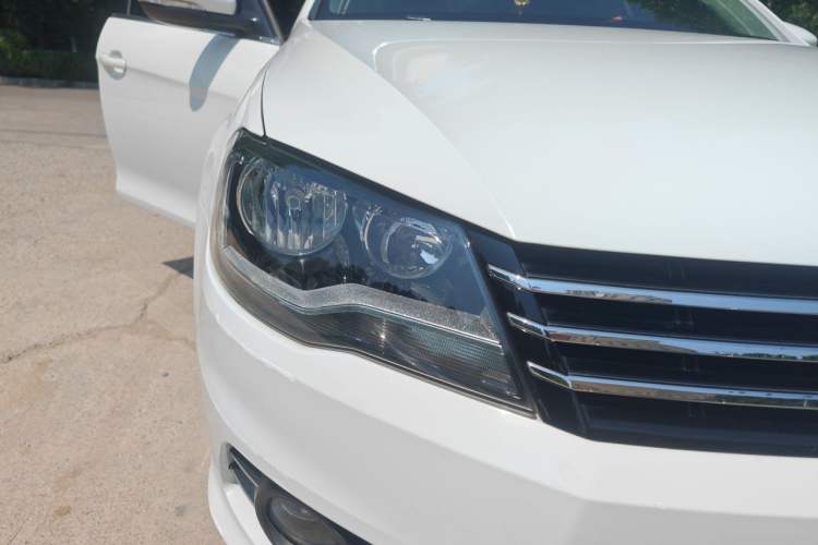 Used Volkswagen Bora 2015 Value Edition 1.6L Automatic Comfort Version Right Front Headlight