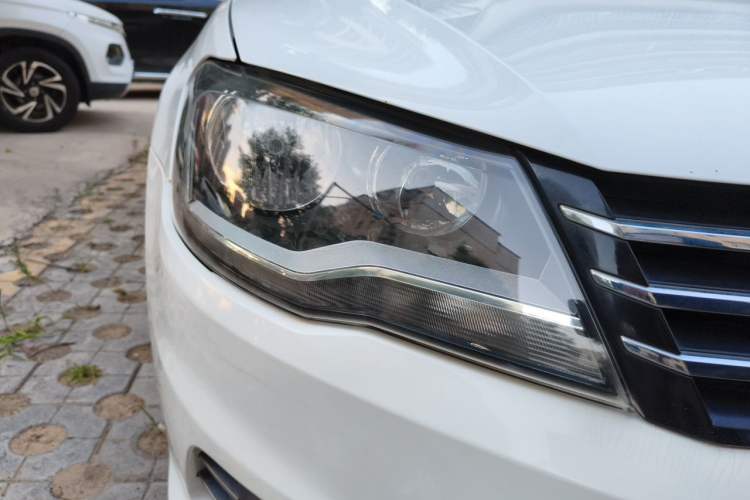 Used Volkswagen Bora 2015 Value Edition 1.6L Automatic Comfort Version Right Front Headlight