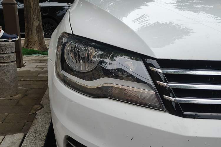 Used Volkswagen Bora 2015 Value Edition 1.6L Automatic Comfort Version Right Front Headlight