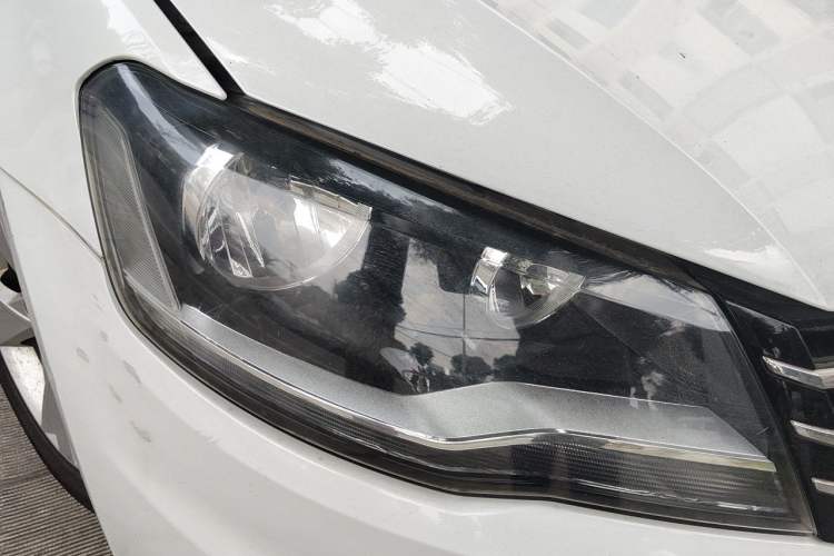 Used Volkswagen Bora 2015 Value Edition 1.6L Manual Fashionable Style Right Front Headlight