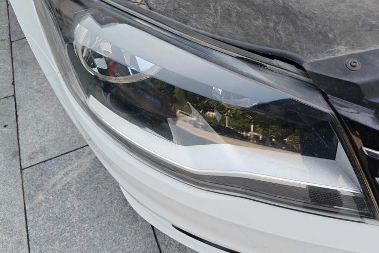 Used Volkswagen Bora 2015 Value Edition 1.6L Automatic Comfort Version Right Front Headlight