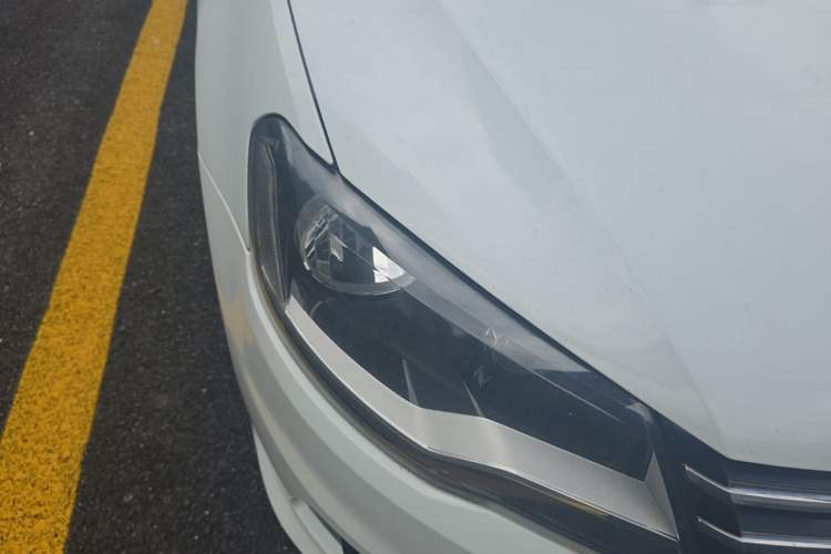 Used Volkswagen Bora 2015 Value Edition 1.6L Automatic Comfort Version Right Front Headlight