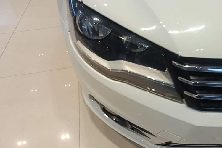Used Volkswagen Bora 2015 Value Edition 1.6L Automatic Comfort Version Right Front Headlight