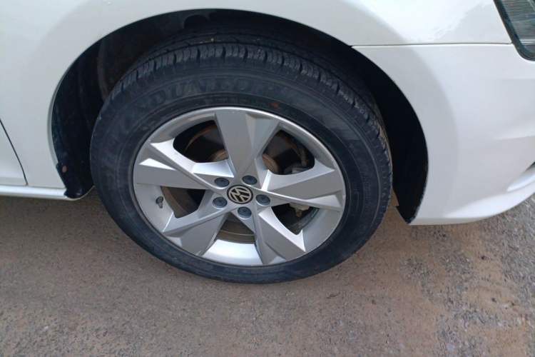 Used Volkswagen Bora 2015 Value Edition 1.6L Manual Fashionable Style Right Front Wheel Hub