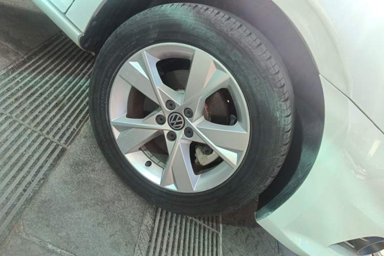 Used Volkswagen Bora 2015 Value Edition 1.6L Automatic Comfort Version Right Front Wheel Hub