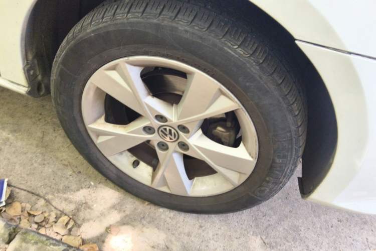 Used Volkswagen Bora 2015 Value Edition 1.6L Automatic Comfort Version Right Front Wheel Hub