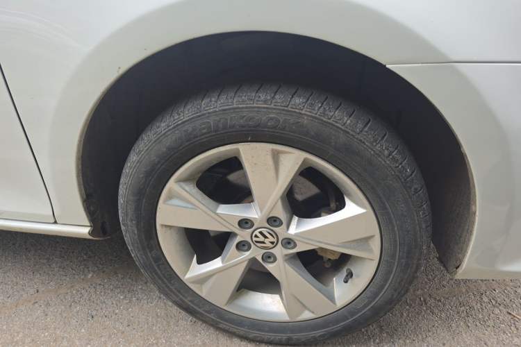 Used Volkswagen Bora 2015 Value Edition 1.6L Automatic Comfort Version Right Front Wheel Hub