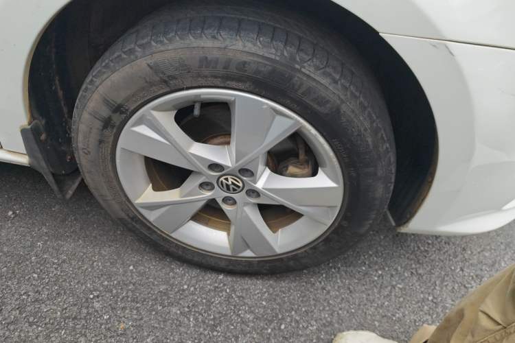 Used Volkswagen Bora 2015 Value Edition 1.6L Automatic Comfort Version Right Front Wheel Hub