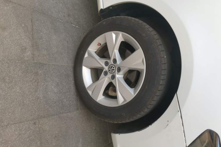 Used Volkswagen Bora 2015 Value Edition 1.6L Automatic Comfort Version Right Front Wheel Hub