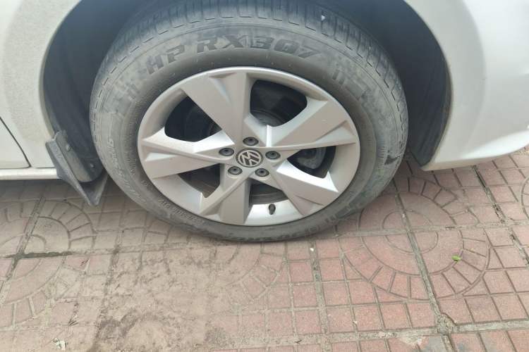 Used Volkswagen Bora 2015 Value Edition 1.6L Automatic Comfort Version Right Front Wheel Hub