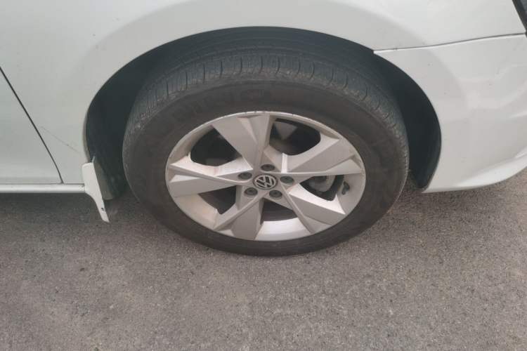 Used Volkswagen Bora 2015 Zhuihui Edition 1.6L Manual Comfort Model Right Front Wheel Hub