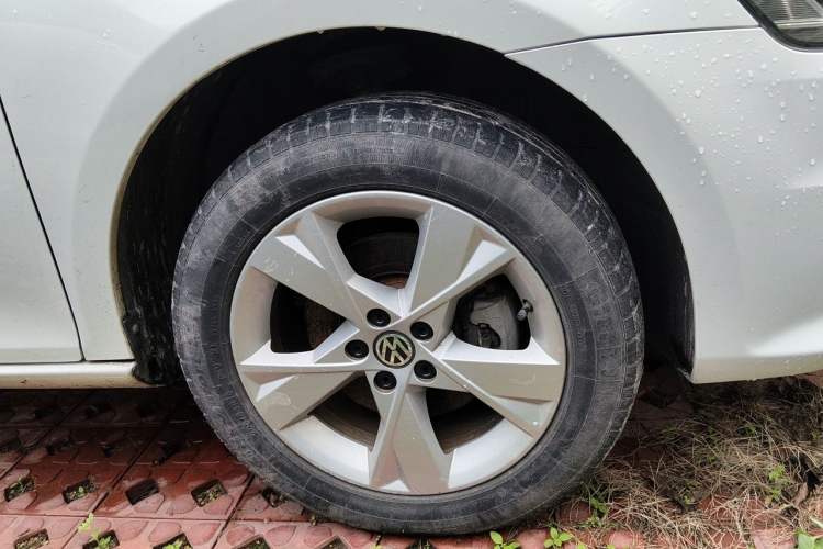 Used Volkswagen Bora 2015 Qihui Edition 1.6L Automatic Fashion Model Right Front Wheel Hub