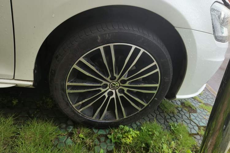Used Volkswagen Bora 2015 Value Edition 1.4TSI Automatic Sportline Right Front Wheel Hub