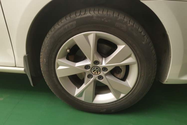 Used Volkswagen Bora 2015 Value Edition 1.6L Automatic Comfort Version Right Front Wheel Hub