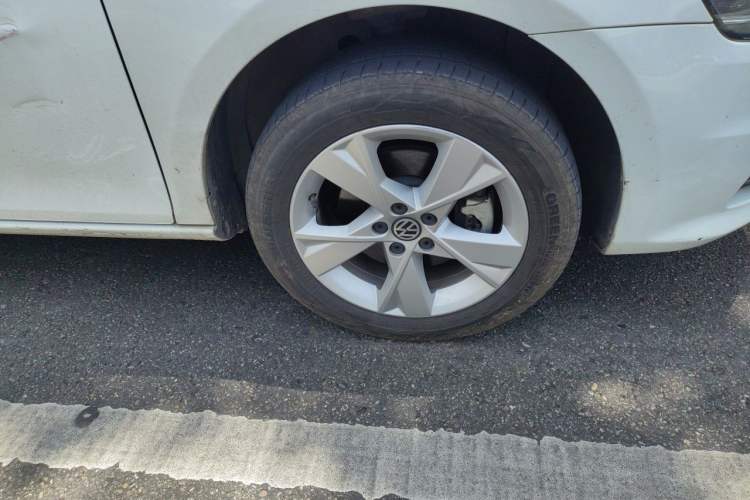 Used Volkswagen Bora 2015 Value Edition 1.6L Automatic Comfort Version Right Front Wheel Hub