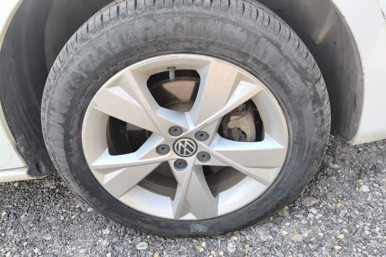 Used Volkswagen Bora 2015 Value Edition 1.6L Manual Fashionable Style Right Front Wheel Hub