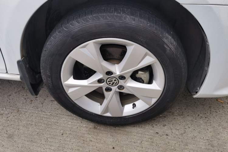 Used Volkswagen Bora 2015 Qihui Edition 1.6L Automatic Fashion Model Right Front Wheel Hub