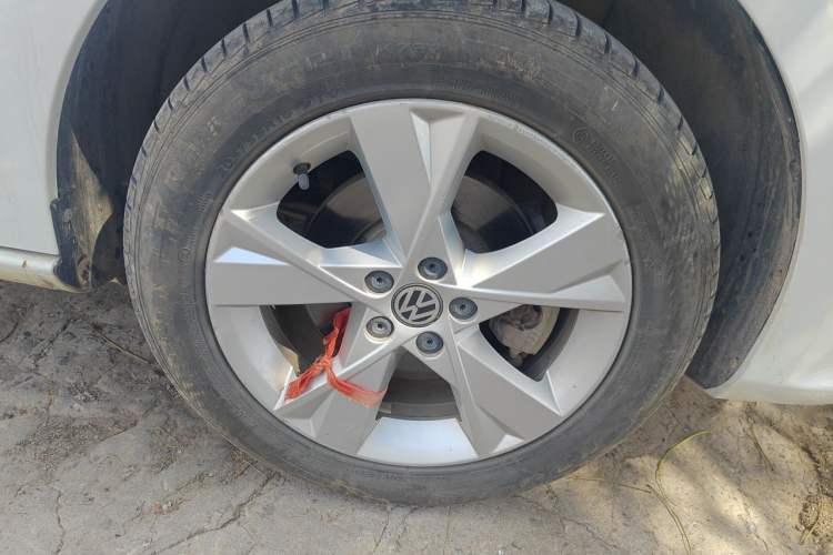 Used Volkswagen Bora 2015 Value Edition 1.6L Manual Fashionable Style Right Front Wheel Hub