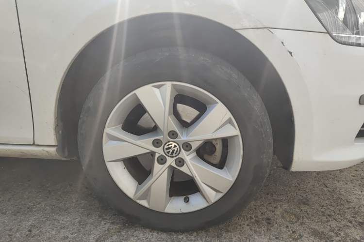 Used Volkswagen Bora 2015 Value Edition 1.6L Manual Fashionable Style Right Front Wheel Hub