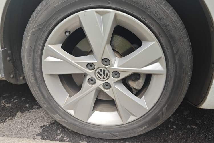 Used Volkswagen Bora 2015 Value Edition 1.6L Automatic Comfort Version Right Front Wheel Hub