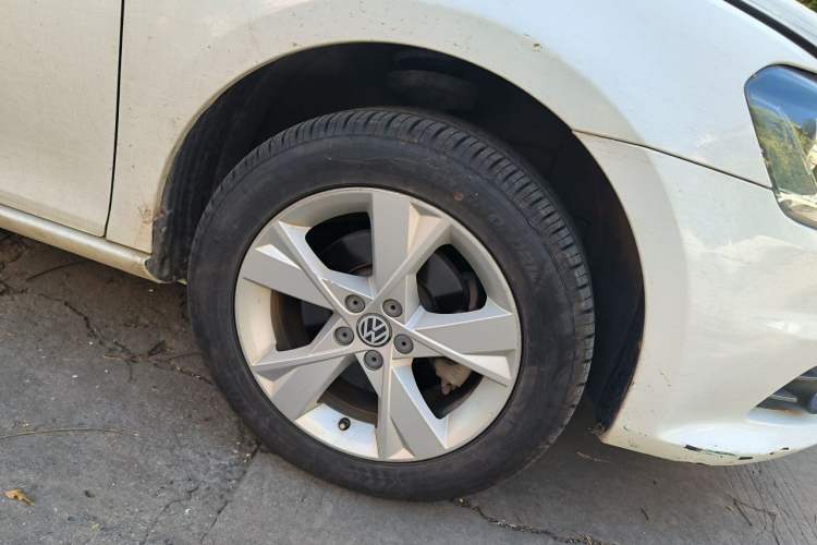 Used Volkswagen Bora 2015 Qihui Edition 1.6L Automatic Fashion Model Right Front Wheel Hub