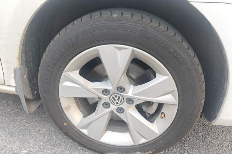 Used Volkswagen Bora 2015 Zhuihui Edition 1.6L Manual Comfort Model Right Front Wheel Hub