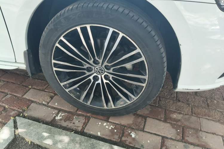 Used Volkswagen Bora 2015 Value Edition 1.4TSI Automatic Sportline Right Front Wheel Hub