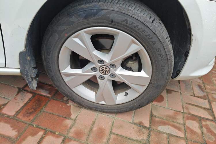 Used Volkswagen Bora 2015 Qihui Edition 1.6L Automatic Fashion Model Right Front Wheel Hub