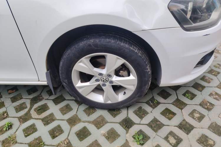 Used Volkswagen Bora 2015 Qihui Edition 1.6L Automatic Fashion Model Right Front Wheel Hub