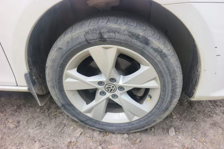 Used Volkswagen Bora 2015 Qihui Edition 1.6L Automatic Fashion Model Right Front Wheel Hub