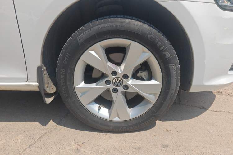 Used Volkswagen Bora 2015 Value Edition 1.6L Automatic Comfort Version Right Front Wheel Hub