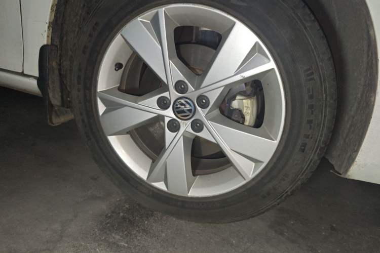 Used Volkswagen Bora 2015 Qihui Edition 1.6L Automatic Fashion Model Right Front Wheel Hub