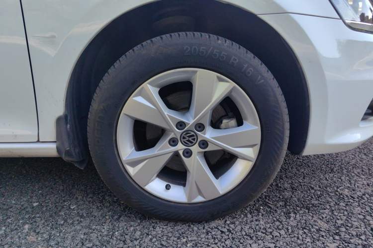Used Volkswagen Bora 2015 Zhuihui Edition 1.6L Manual Comfort Model Right Front Wheel Hub